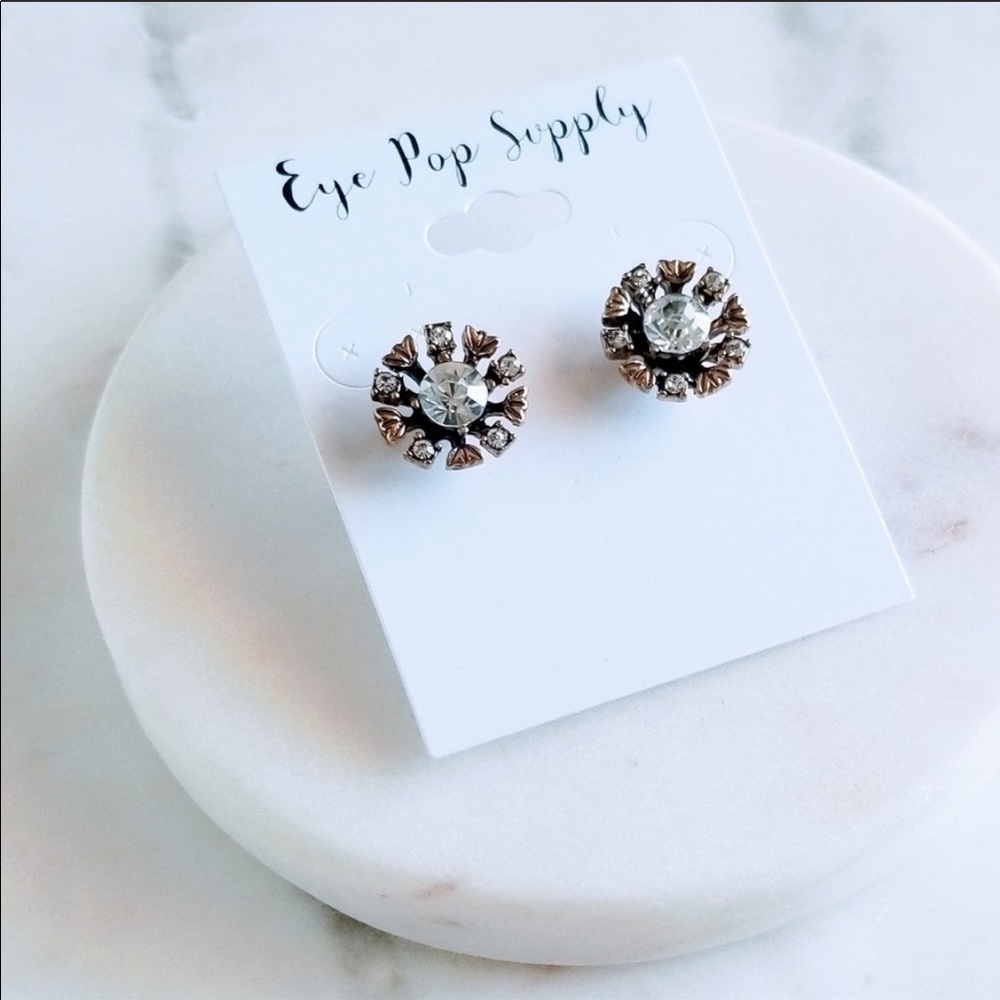 🛑sold🛑Crystal flower stud earrings